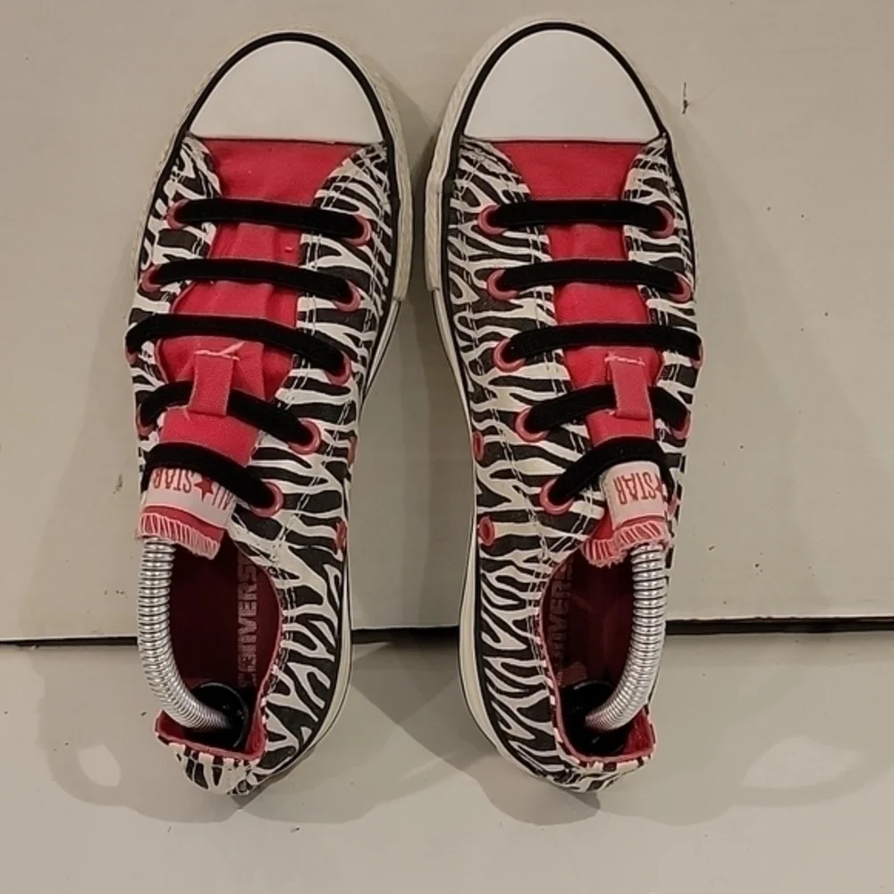 KIDS CONVERVSE‎ ALL STAR LOW TOPS WITH A ZEBRA PATTERN (sz 2)